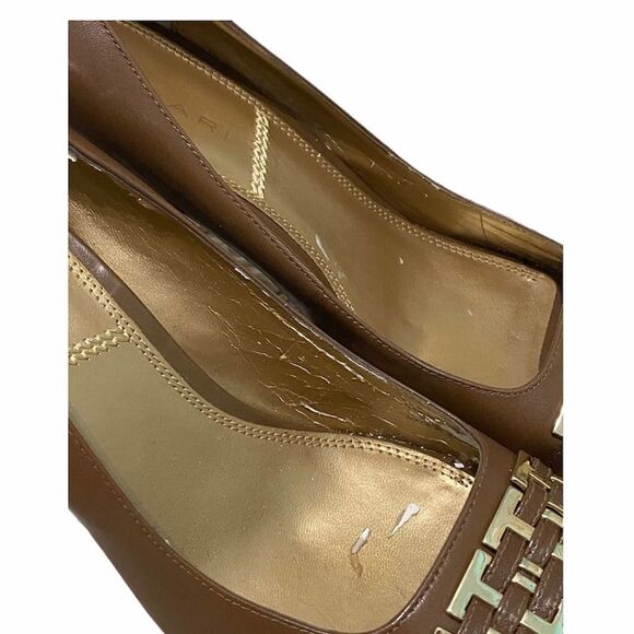Tahari Bennett Bennett Peep Toe Block Heel Gold Metal Detail Leather Pumps Tan 9 - Picture 3 of 15